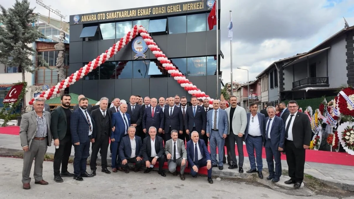 Ankara Oto Sanatkarları Esnaf Odasının yeni hizmet binası önünde açılış törenine katılanlar