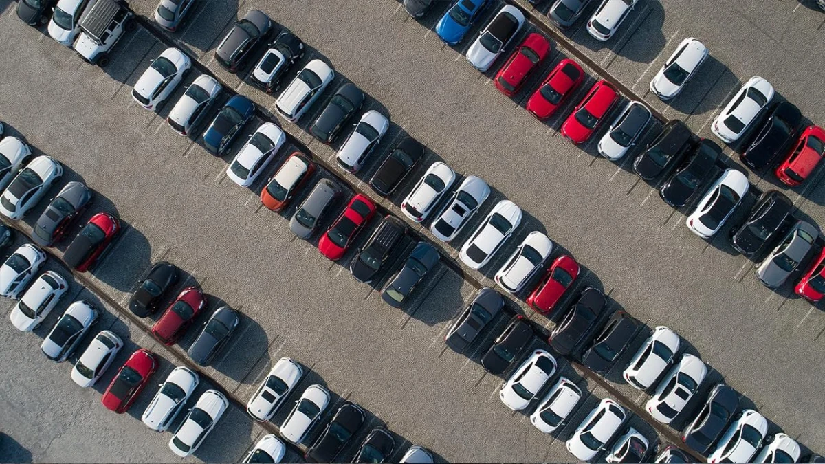 Otoparkta sıralı halde duran farklı renklerde otomobiller