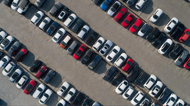 Otoparkta sıralı halde duran farklı renklerde otomobiller