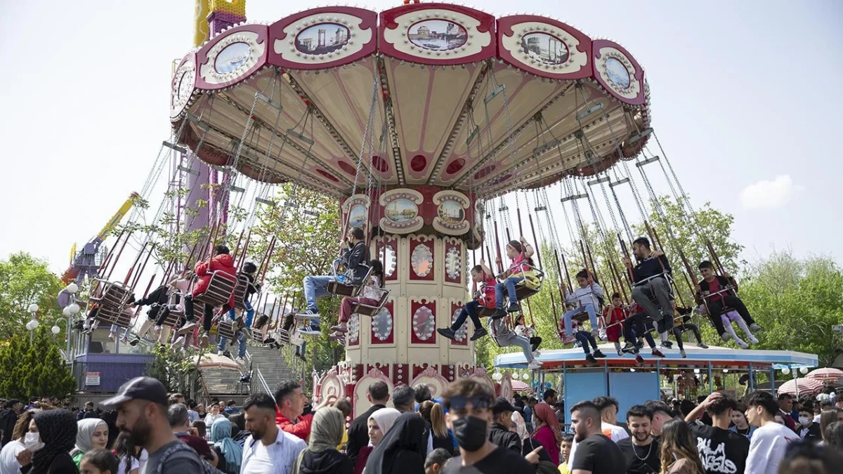 Gençlik Parkı’nda salıncaklı lunapark eğlencesi ve ziyaretçiler
