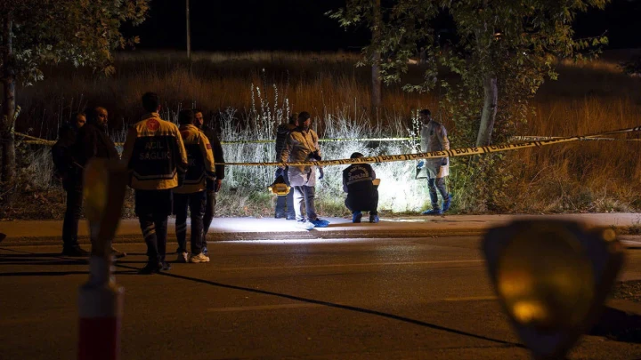 Gece saatlerinde polis ekiplerinin olay yeri incelemesi yaptığı alan