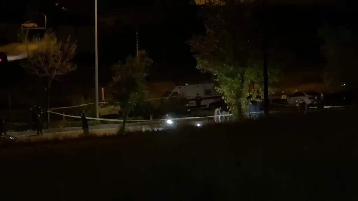 Ankara’da gece saatlerinde güvenlik şeridi çekilmiş uygulama noktası çevresi