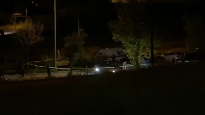 Ankara’da gece saatlerinde güvenlik şeridi çekilmiş uygulama noktası çevresi