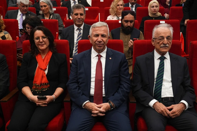 Ankara’nın başkent oluşunun 103. yılı resepsiyonuna katılan davetliler salonda oturuyor.