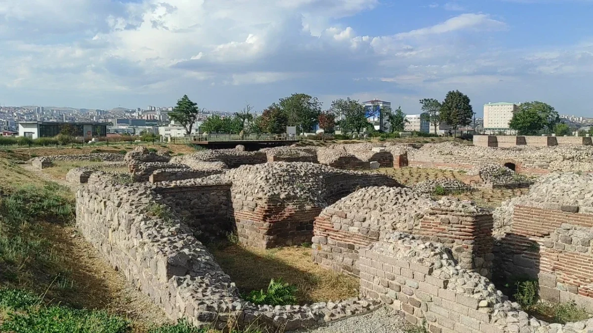 Ankara Roma Hamamı Ören Yeri’ndeki tarihi taş ve tuğla kalıntıları