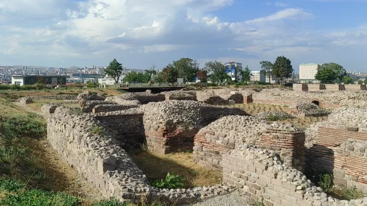 Ankara Roma Hamamı Ören Yeri’ndeki tarihi taş ve tuğla kalıntıları