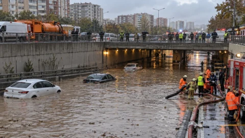 Ankara’da su basan alt geçitte mahsur kalan araçlar ve tahliye çalışması
