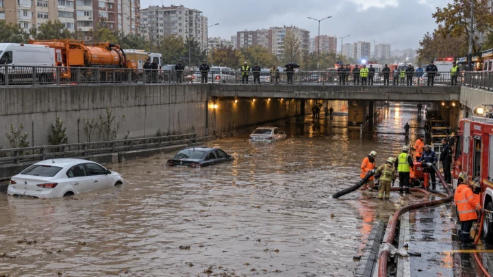Ankara’da su basan alt geçitte mahsur kalan araçlar ve tahliye çalışması