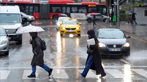 Ankara’da sağanak günlük yaşamı etkiledi: Çankaya’da yollar suyla doldu