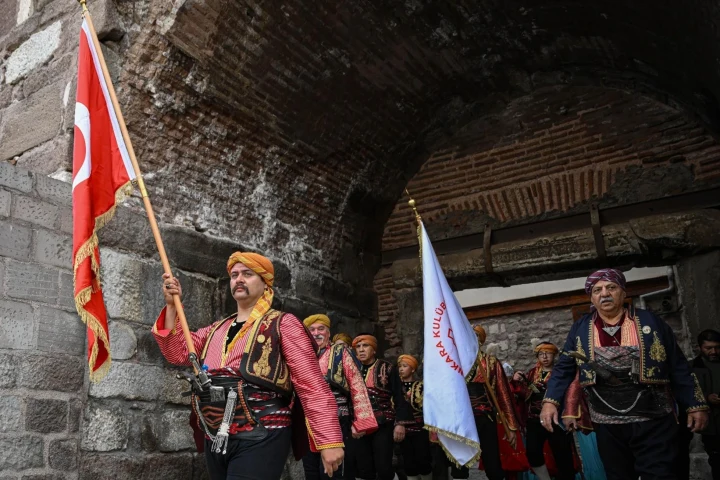 Ankara Kalesi’nde Türk bayrağı taşıyan seğmenler