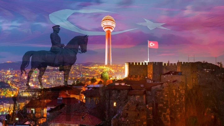 Ankara’da gün batımında şehir silüeti, Atakule ve Türk bayrağı