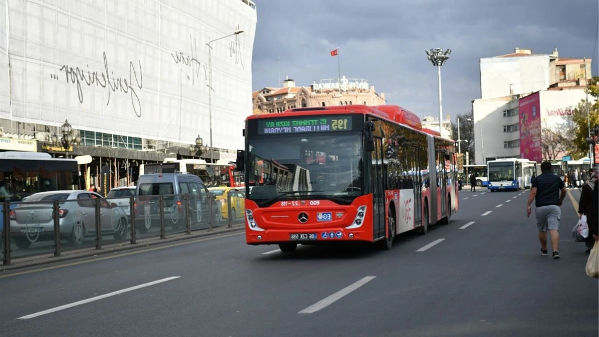 Ankara’da şehir içi yolda ilerleyen kırmızı beyaz EGO otobüsü