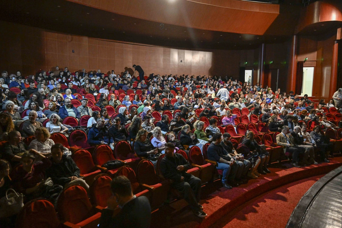 Şehir Tiyatroları’nın sezon açılış gösterimini izleyen seyirciler salonda oturuyor.