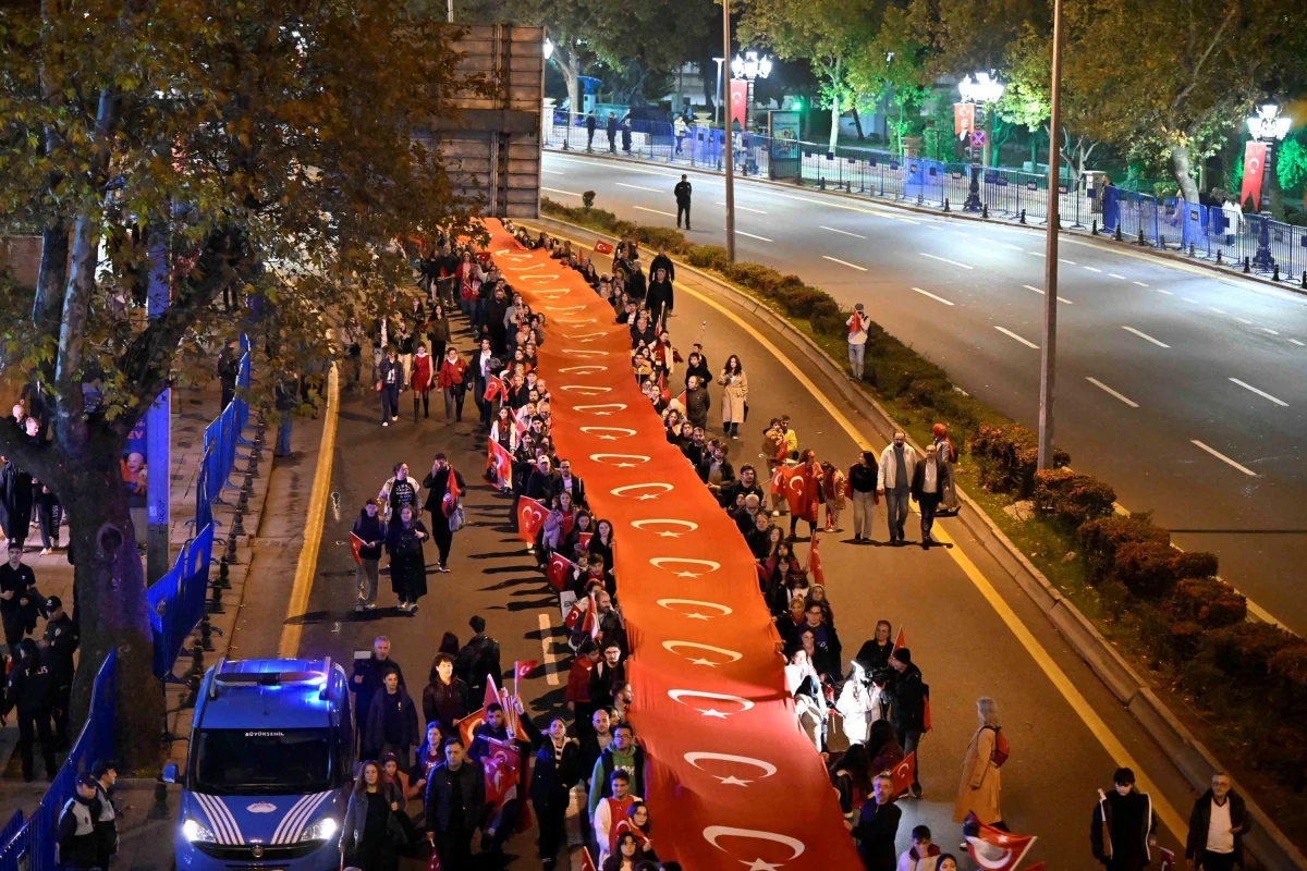 Ankara caddesinde uzun Türk bayrağı taşıyan fener alayı