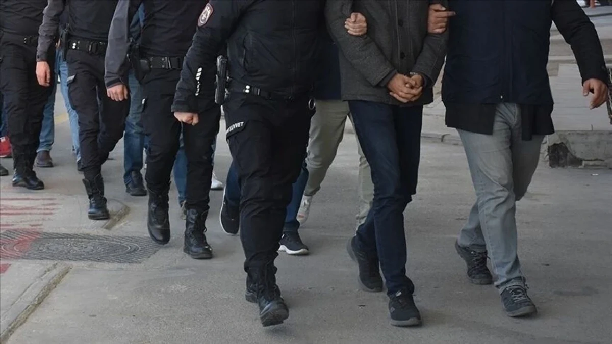 Ankara’daki suç örgütü operasyonunda gözaltına alınan şüpheliler polis eşliğinde yürütülüyor