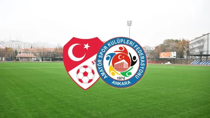 Futbol sahası üzerinde Ankara Amatör Spor Kulüpleri Federasyonu ve futbol temalı amblemler