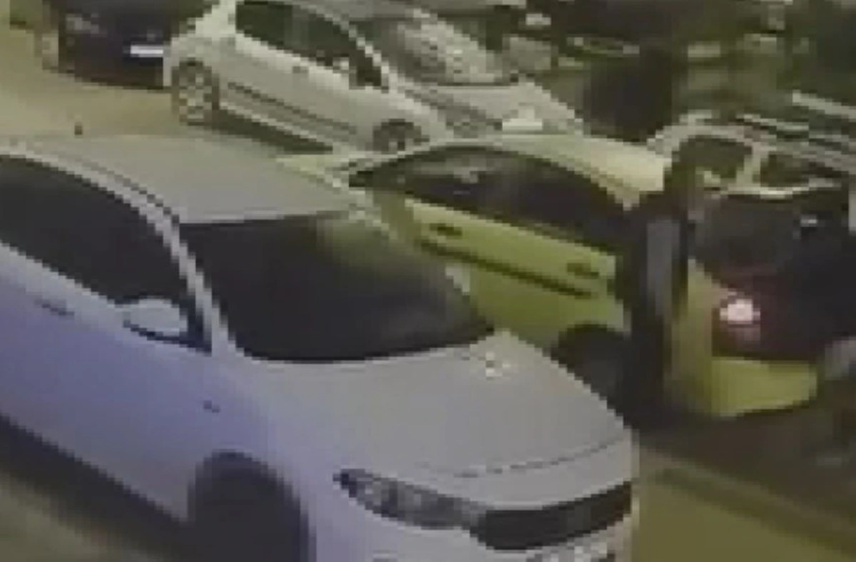 Sokakta park halinde duran otomobiller ve sarı taksi