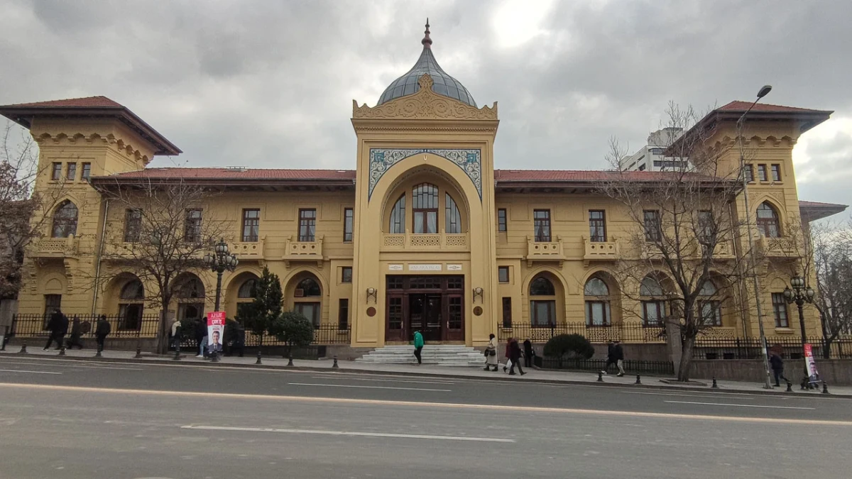 Ulus’taki tarihî Türkiye İş Bankası binasının ön cephesi