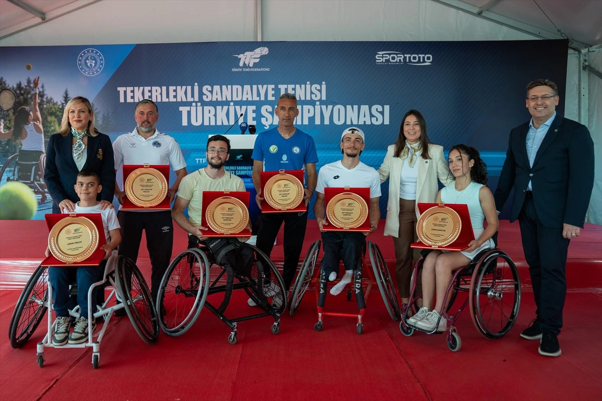 Türkiye Tekerlekli Sandalye Tenisi Şampiyonası’nda sporcular ödülleriyle birlikte