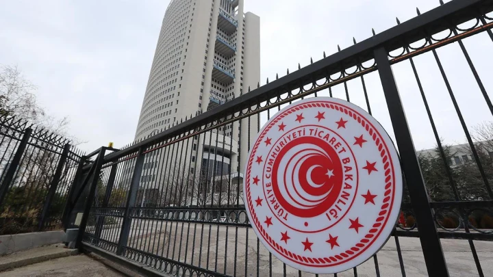 Ticaret Bakanlığı binası önündeki kurum tabelası