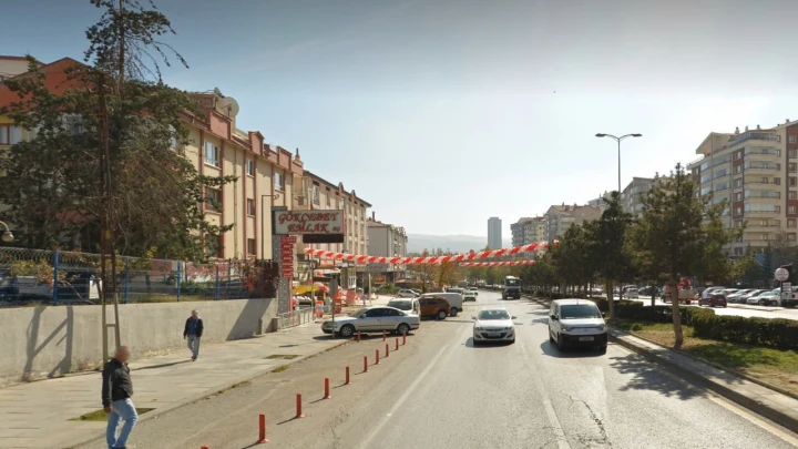 Ankara’da bir caddede araç trafiği ve binalar