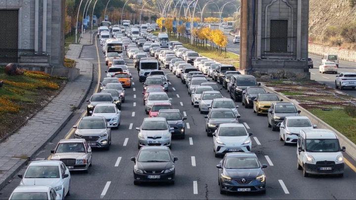 Ankara’da yoğun trafikte ilerleyen araçlar