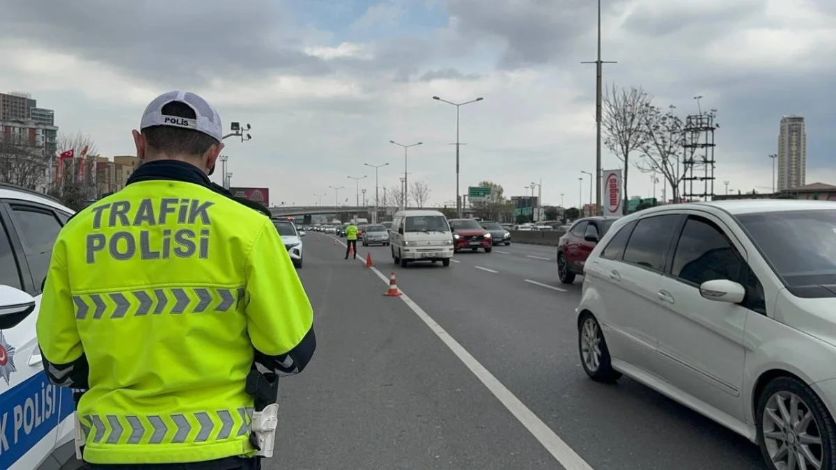 Trafik polisi, Ankara’da araçların ilerlediği yolda trafiği denetliyor