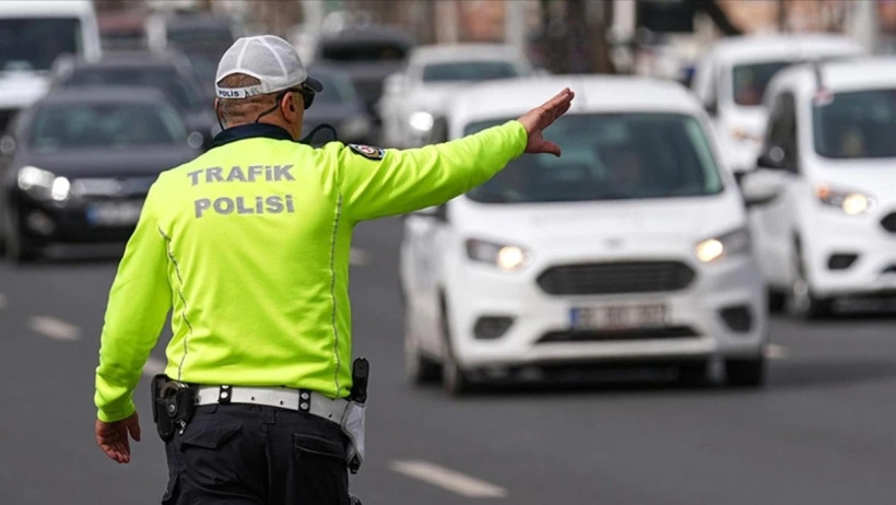 Trafik polisi, araçlara geçiş yönü işareti veriyor.