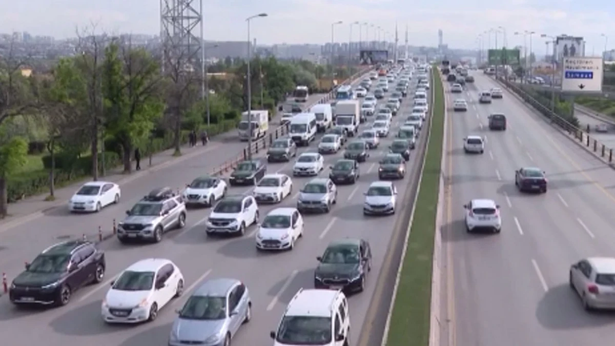 Ankara’da çok şeritli bir yolda yoğun araç trafiği