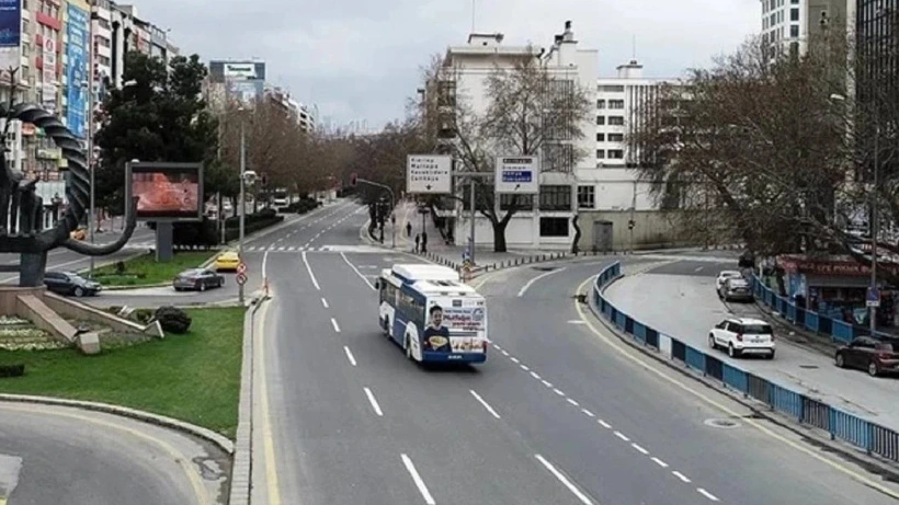 Ankara’da bir kavşaktan geçen otobüs ve araçların bulunduğu yol