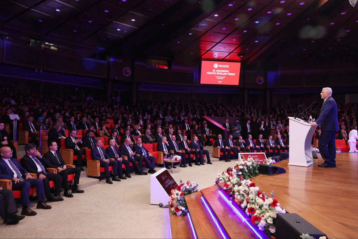 Ankara’daki tüketici ödülleri töreninde salondaki katılımcılar ve kürsüde konuşan Bakan Bolat