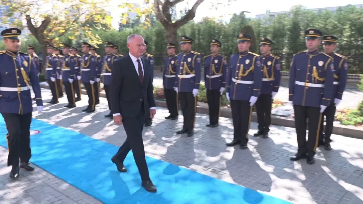 Türkiye-Avusturya görüşmesi kapsamında tören alanında yürüyen yetkili ve sıralanmış üniformalı görevliler