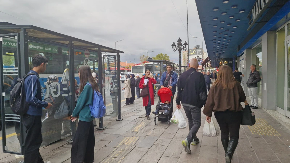 Ulus’ta yenilenen otobüs durağı yakınında yürüyen yayalar