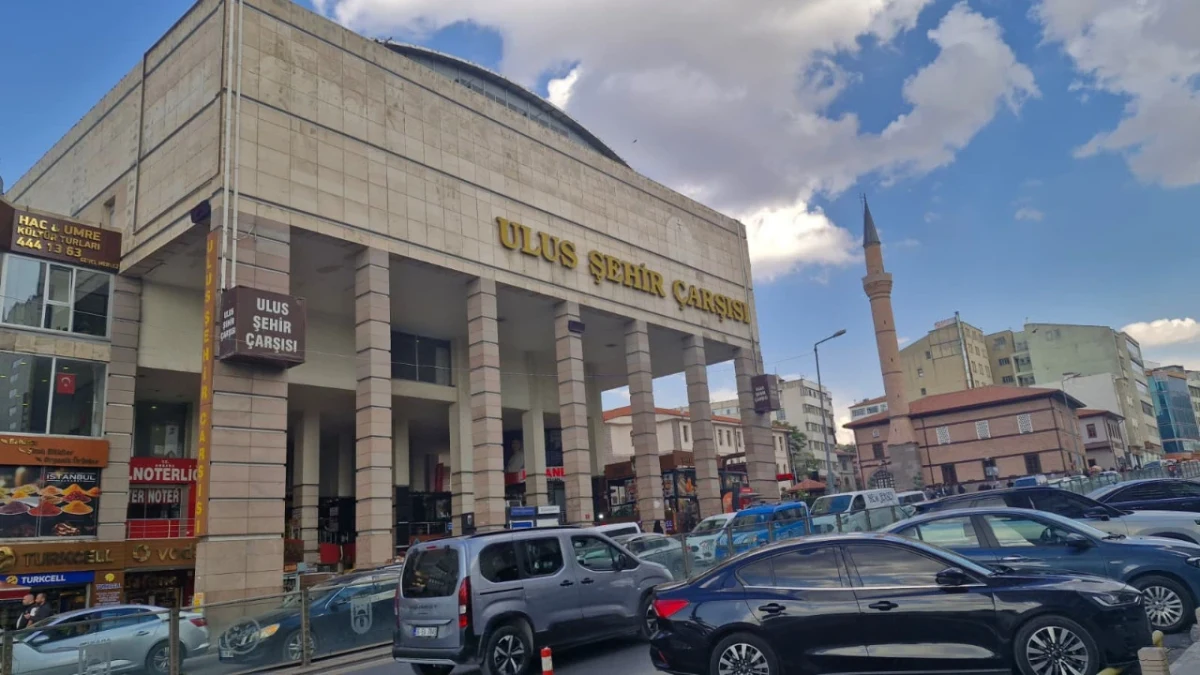Ankara Ulus Şehir Çarşısı binasının önünde park halindeki araçlar