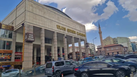 Ankara Ulus Şehir Çarşısı binasının önünde park halindeki araçlar