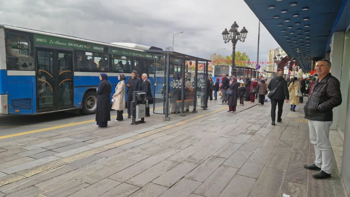 Ankara Ulus’ta cam panelli ve üzeri kapalı otobüs durağında bekleyen yolcular