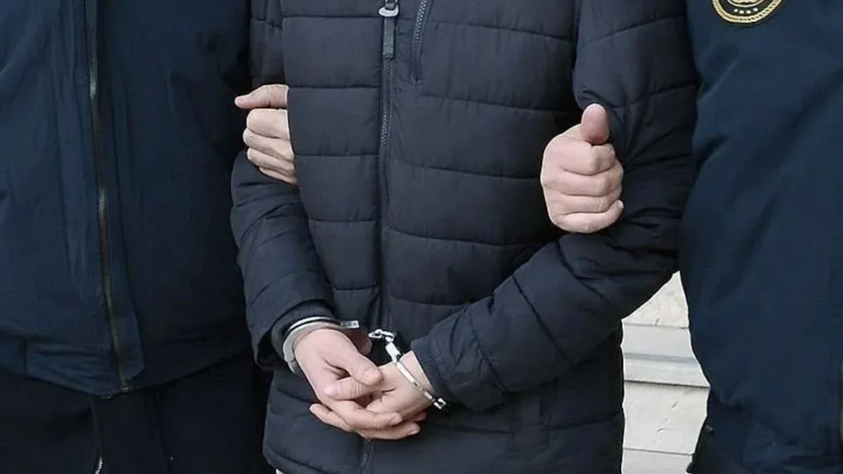 Jandarma eşliğinde kelepçeli bir şüpheli