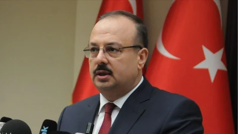 Ankara Valisi Yakup Canbolat, Türk bayrakları önünde açıklama yapıyor