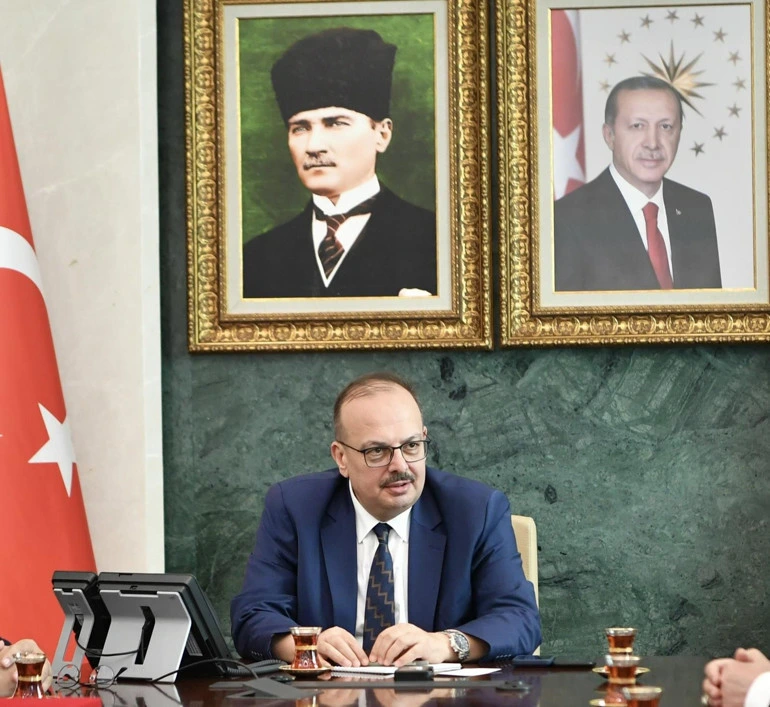 Ankara Valisi Yakup Canbolat masasında otururken