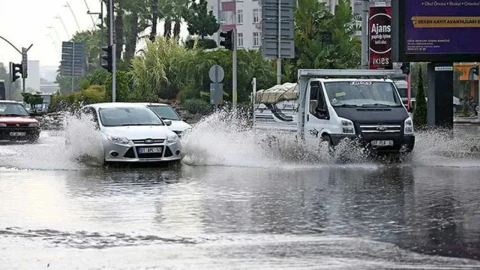 Ankara’da su birikintisinden geçerken çevreye su sıçratan otomobiller