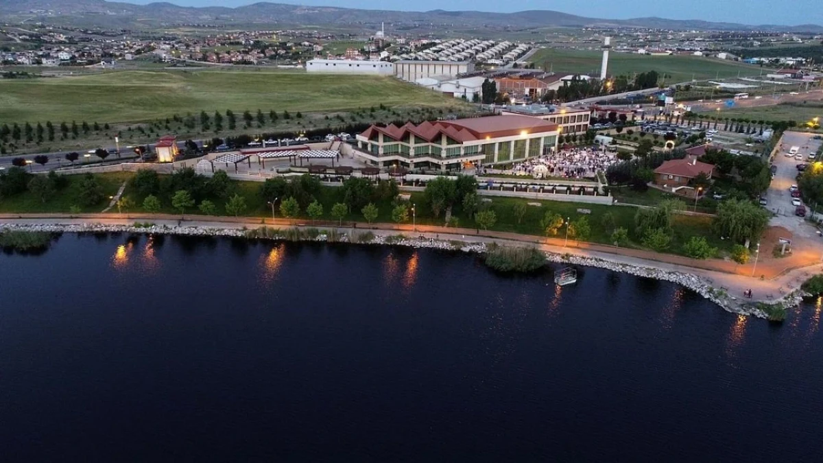 Ankara’da göl kıyısındaki yerleşim alanı ve çevresindeki konut dokusu