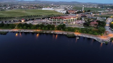 Ankara’da göl kıyısındaki yerleşim alanı ve çevresindeki konut dokusu