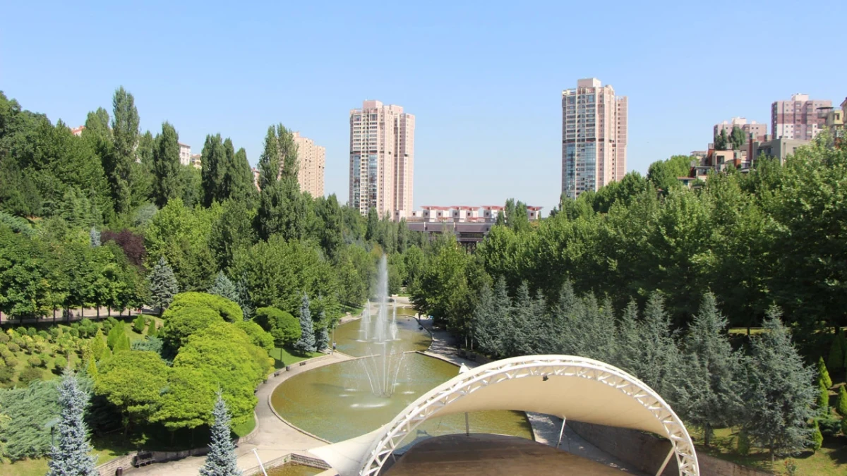 Ankara’da yeşil alan, havuz ve çevresindeki yüksek apartmanlar