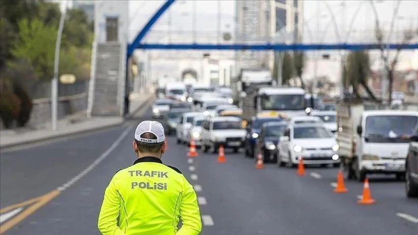 Trafik polisi, konilerle düzenlenen yolda araç trafiğini yönlendiriyor