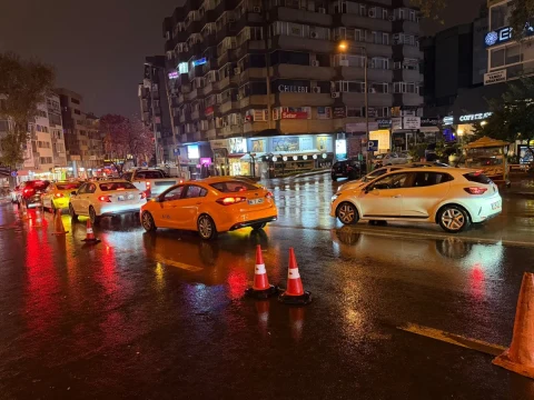 Ankara’da yağış sonrası ıslak yolda trafikte ilerleyen araçlar