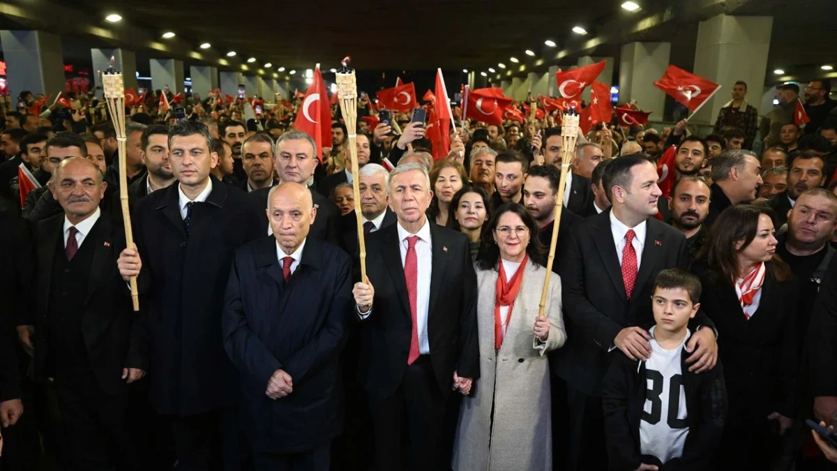 Mansur Yavaş ve vatandaşlar ellerinde Türk bayraklarıyla Cumhuriyet Bayramı etkinliğinde