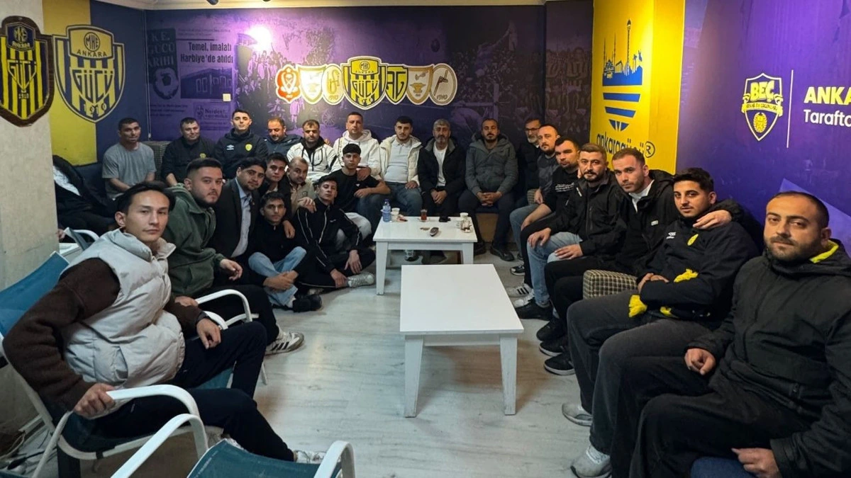 Ankaragücü taraftarlarının bir salonda toplu halde oturduğu görüntü