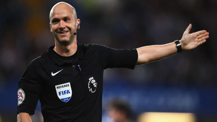 Anthony Taylor, hakem formasıyla sahada yönlendirme yapıyor