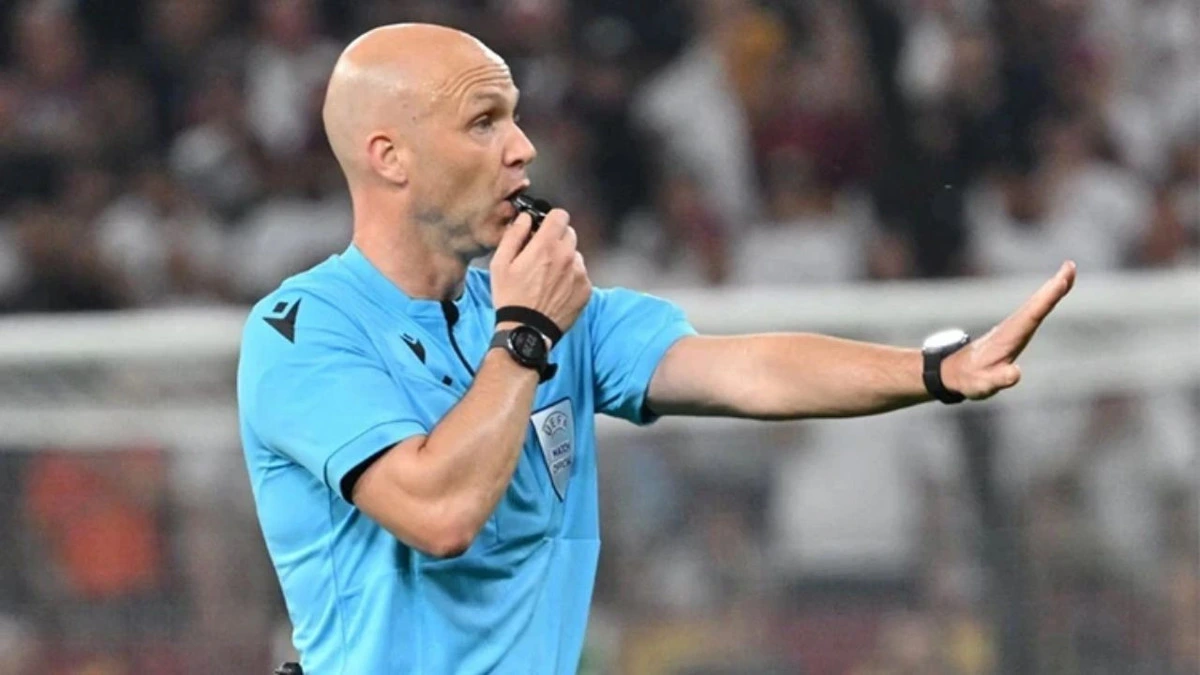 Anthony Taylor düdük çalarak koluyla işaret veriyor