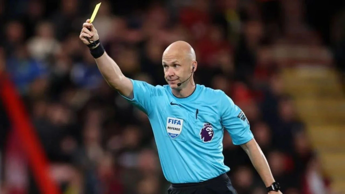 Anthony Taylor sarı kartını havaya kaldırıyor